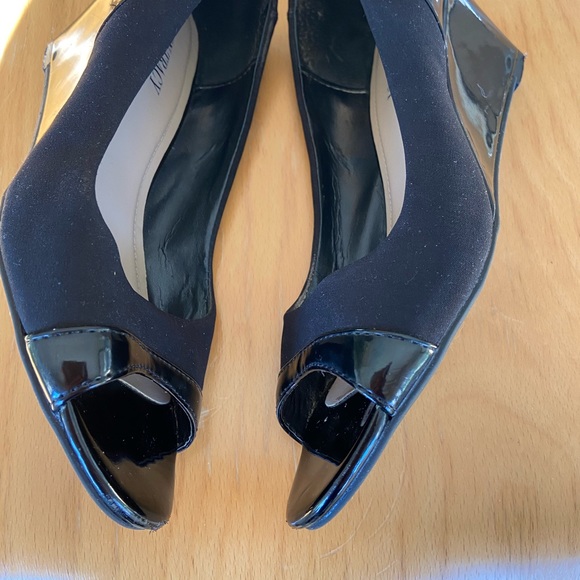 Ellen Tracy Open toes shoes! Super comfy! - Picture 4 of 6